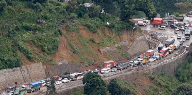 नागढुङ्गा नौबिसे सडक दैनिक पाँच घण्टा बन्द हुने